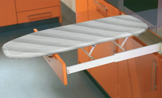 Прасувальна дошка вбудована за лицевою панеллю висувна з чoхлом сірі смуги