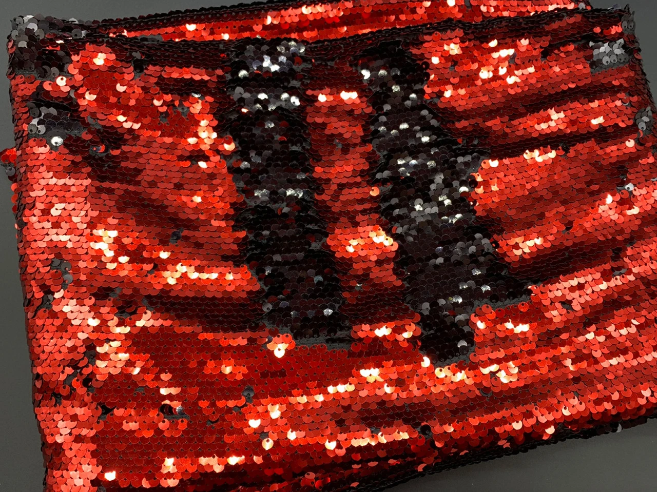 Ткань пайеточная, двусторонняя, Цвет «красно-черный»