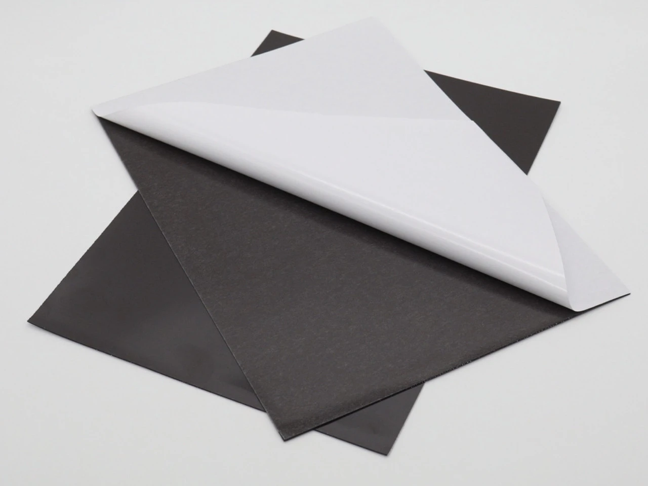 Магнитный винил с клеем, 0,9мм, Размер А4