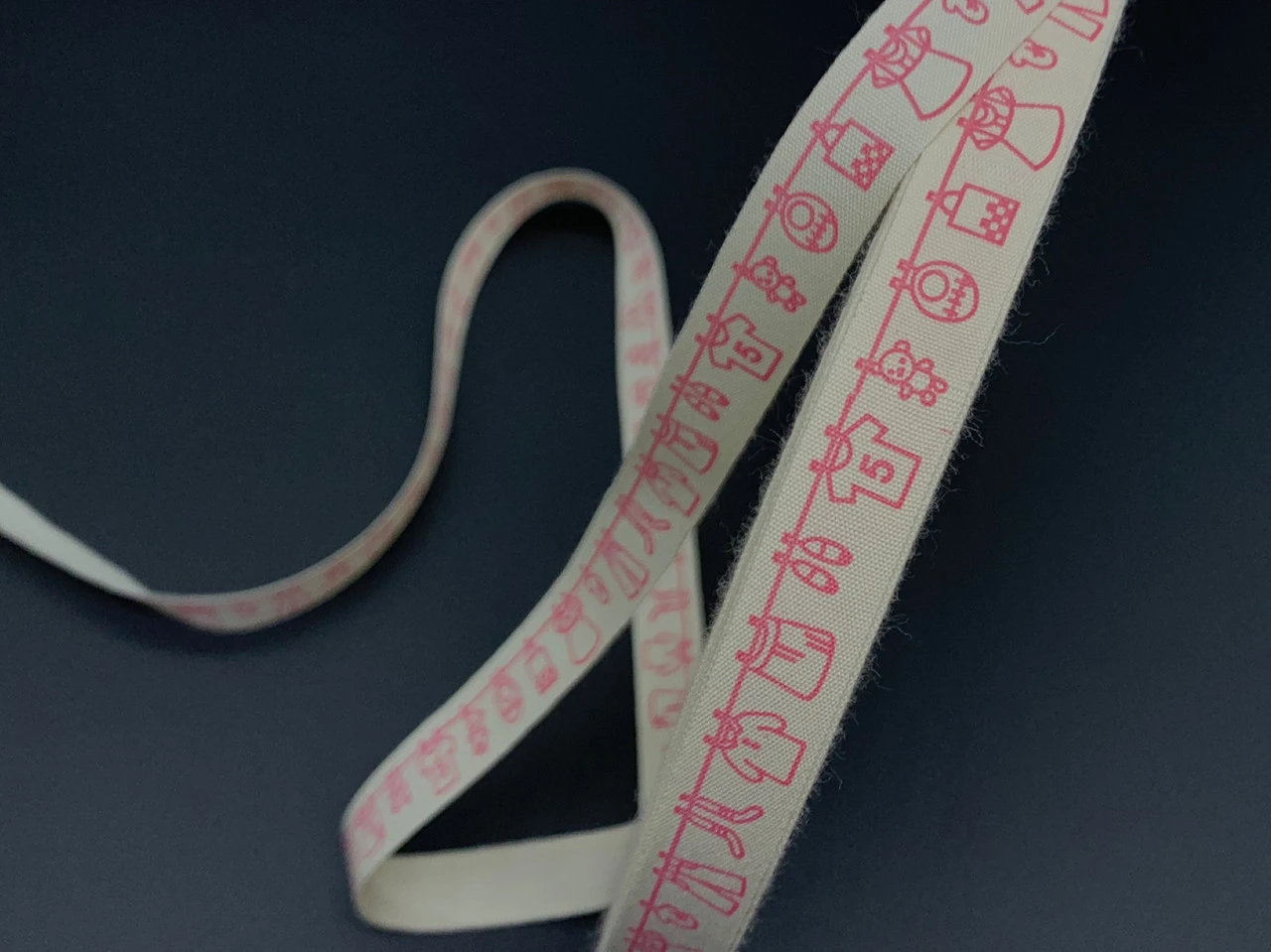 Стрічка декоративна з візерунком, "Одяг на мотузці", 1,5см, Колір "бежевий"