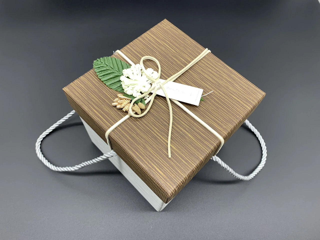 Коробка подарункова з квіточкою і ручками, 13х13х13см, Колір "коричневий" - 2