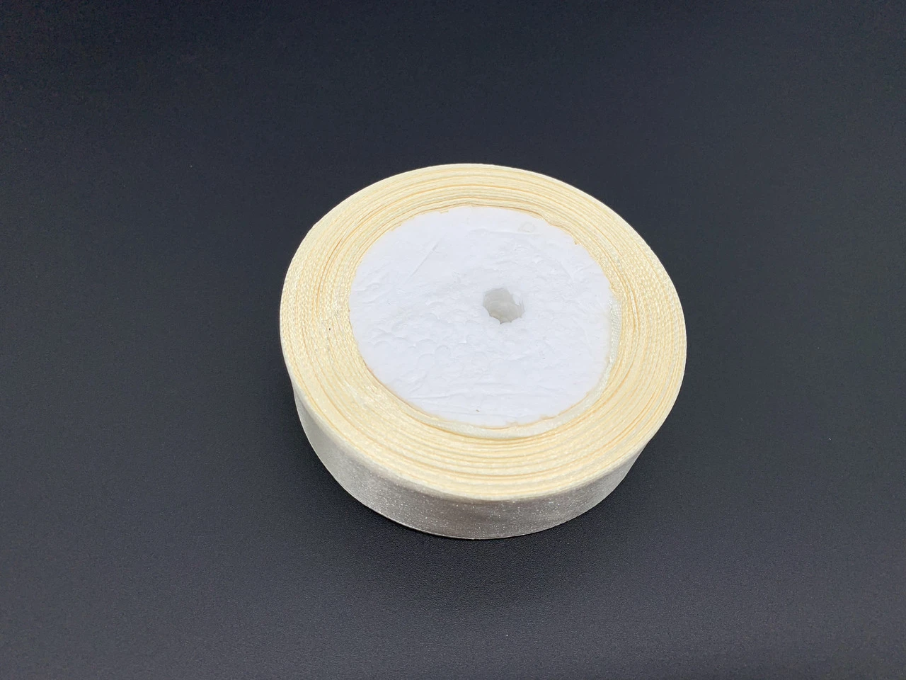 Стрічка атласна декоративна, 2,5см, 23м/рул, Колір "бежевий"