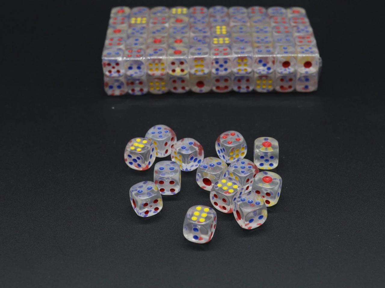 Гральні кубики кістки пластикові, з кольоровими цятками, Колір "прозорий"