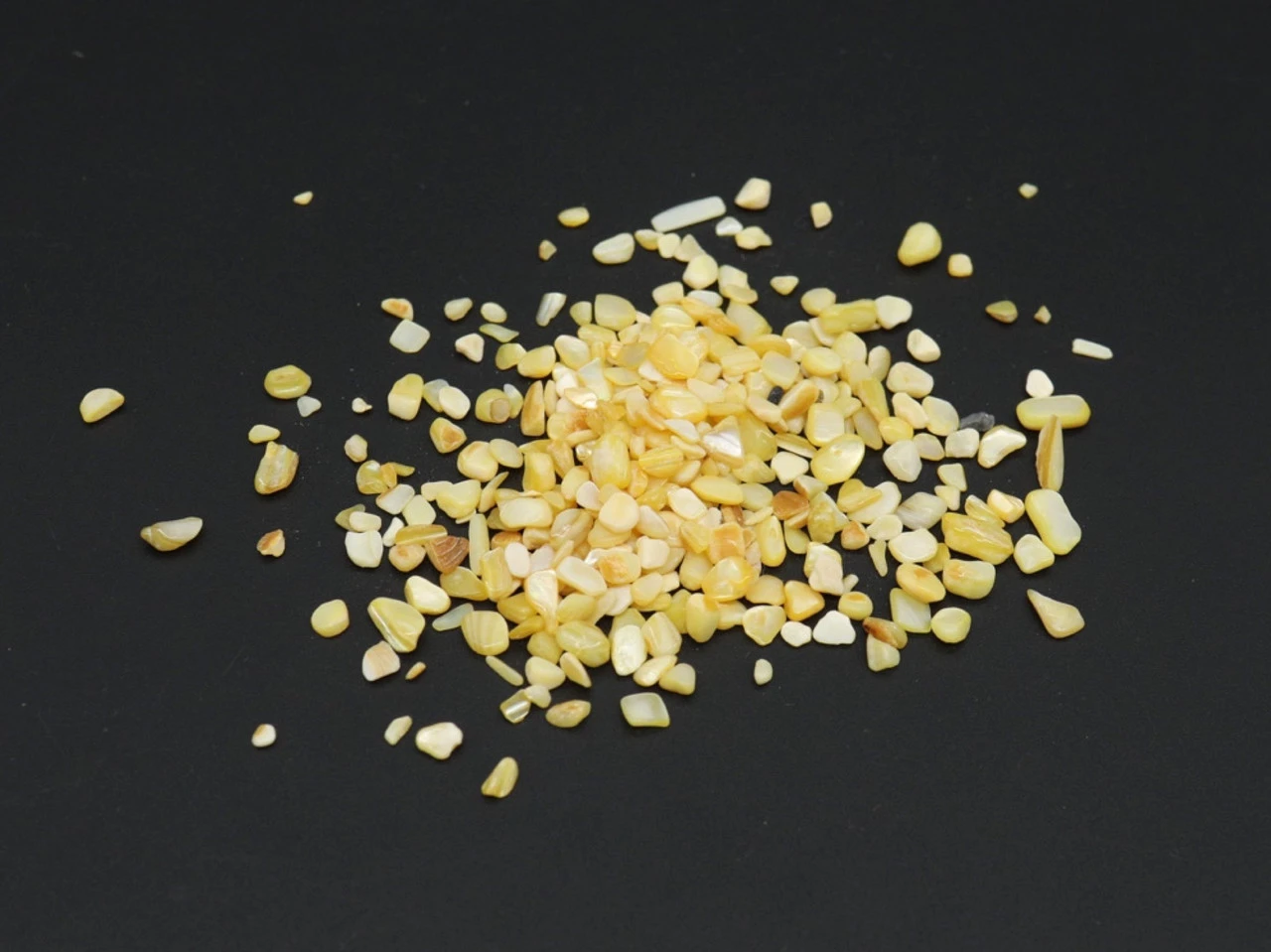 Камінчик декоративний, подріблений, полірований, 100 грам, Колір "жовтий"