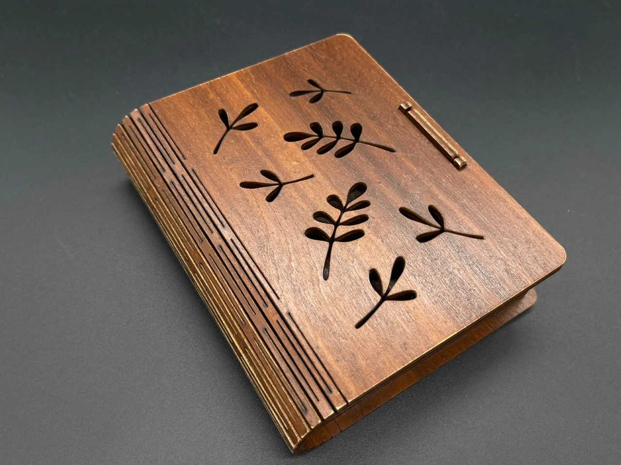 Скринька декоративна з фанери з різьбленням, 14х11.5х3.5см, Колір "коричневий"