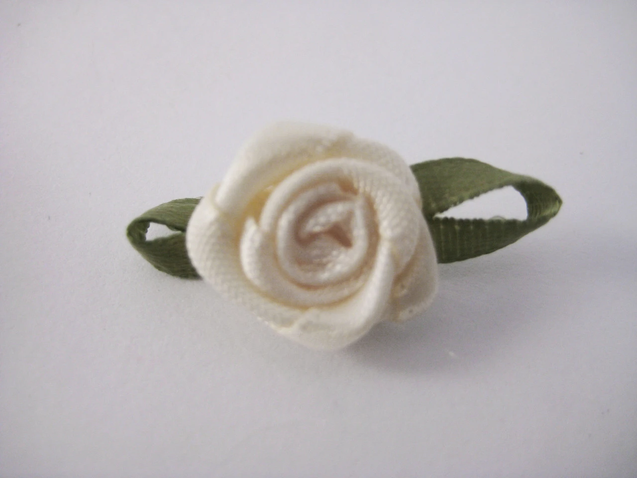 Квітка троянда пришивна, 15мм, Колір "бежевий"