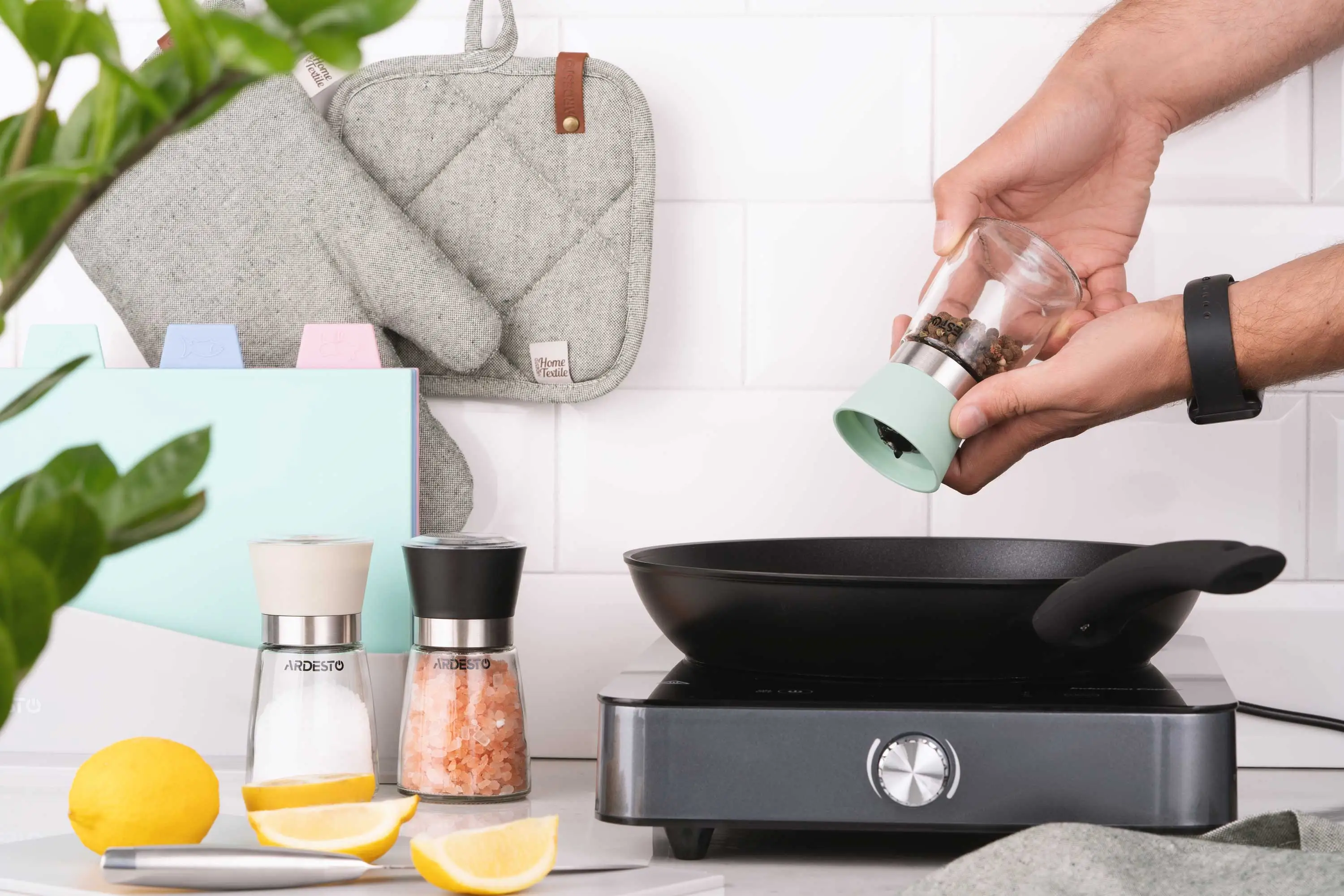 Млинок для солі та перцю Ardesto Gemini, 180мл, скло, пластик, прозорий, зелений - 2