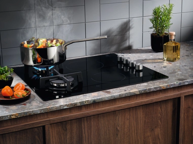 Варочная поверхность Electrolux комбинированная (2 газ + 2 стеклокерам.), 60см, чугун, черный - 2