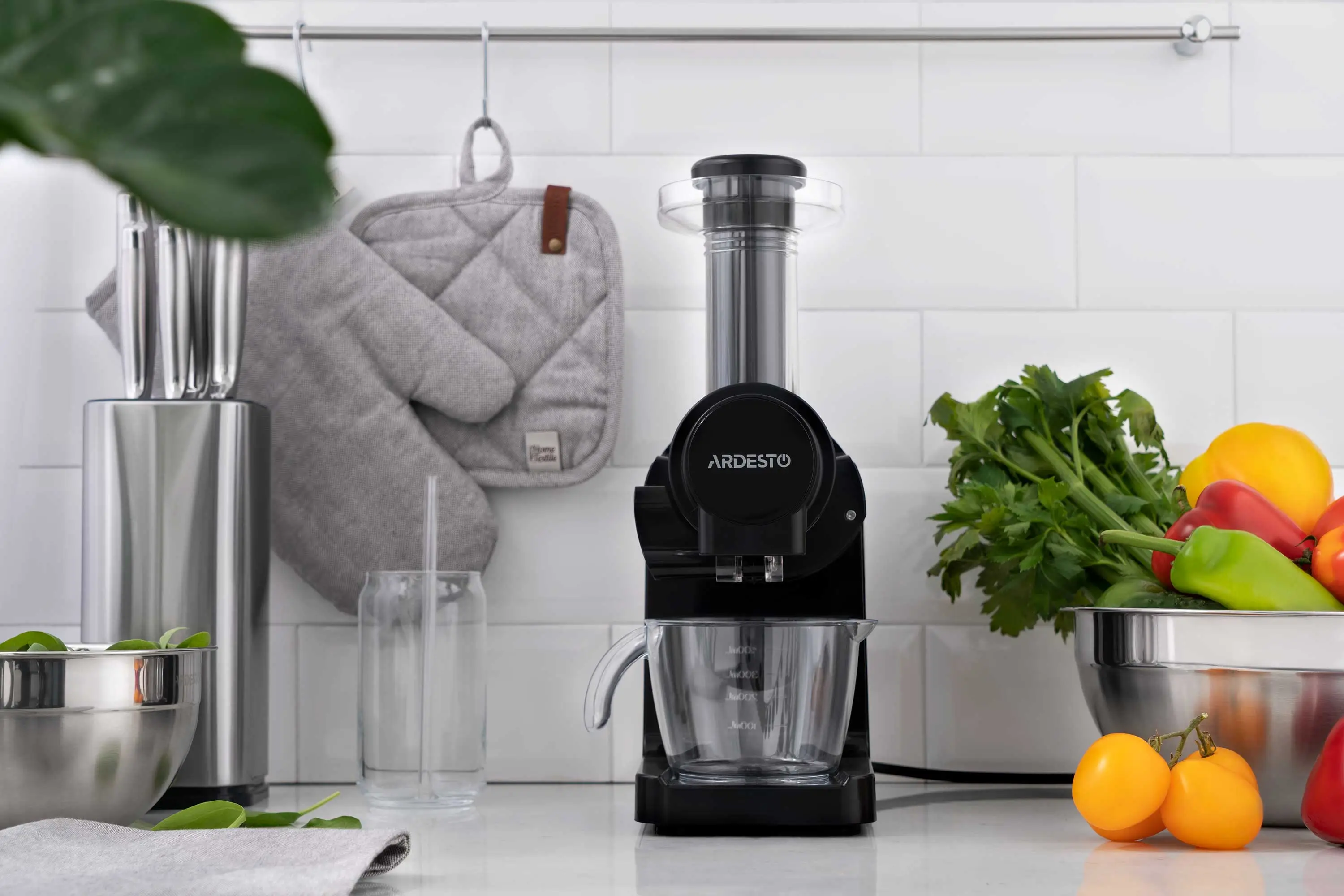 Соковитискач Ardesto шнековий 200Вт, чаша-0.6л, жмих-0.7л, пластик/метал, чорно-сріблястий - 2