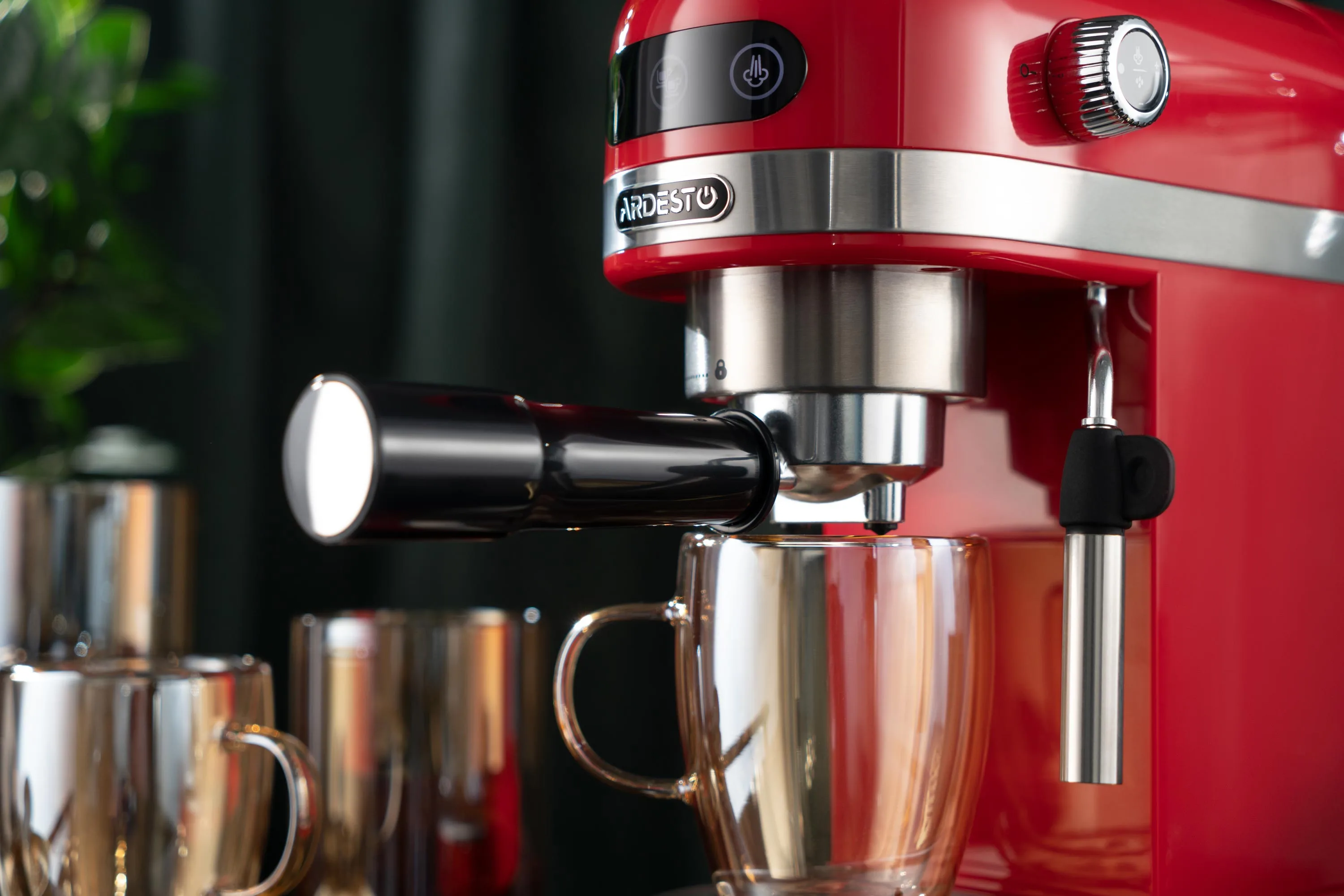 Кавоварка Ardesto ріжкова 1.4л, мелена, ручний капучинатор, підігрів чашок, червоний - 4