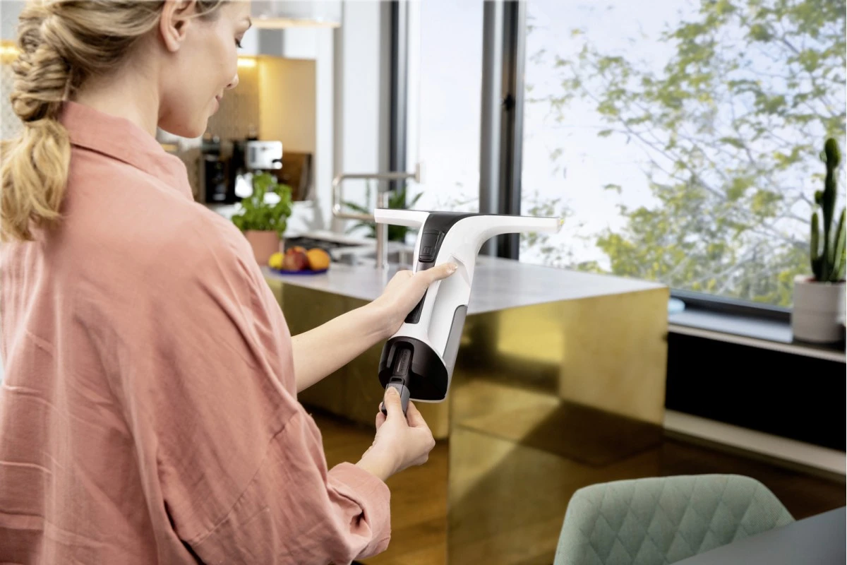 Пилосос Karcher віконний WV 4-4 Plus, вода -0,15л, автономія до 40хв, вага-0,76кг, дисплей, вібр - 2