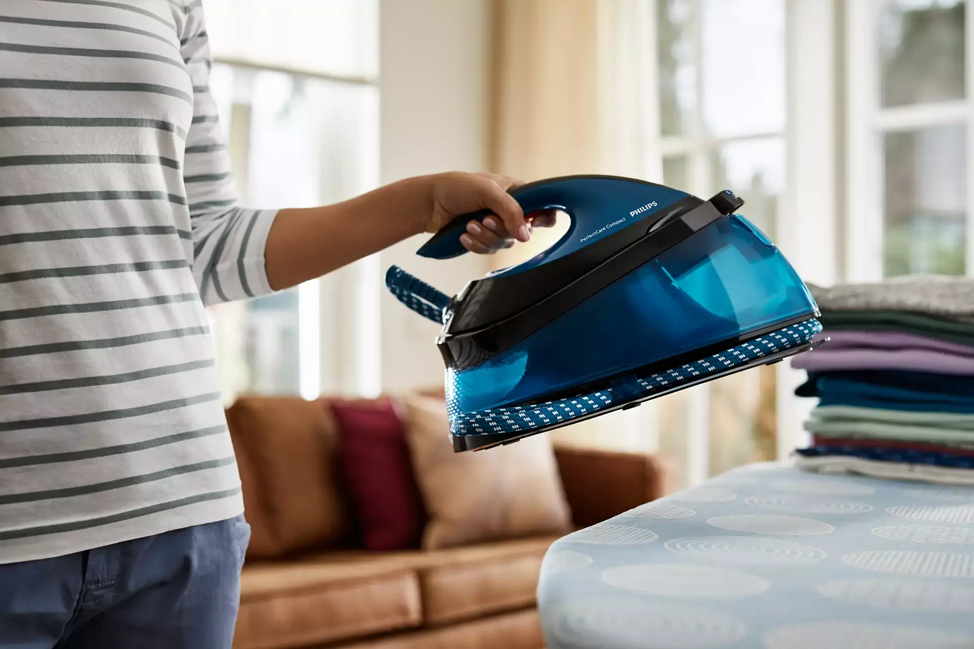 Праска-парогенератор Philips PerfectCare Compact, 2400Вт, 1500мл, паровий удар -420гр, постійна пара - 2