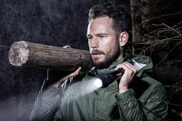 Ліхтар VARTA Ручний Indestructible F30 Pro IP67, IK08, до 650 люмен, до 279  метрів, 6хАА - 2