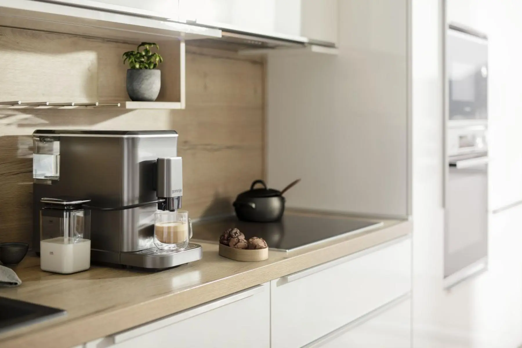 Кавомашина Gorenje, 1,5л, зерно, автомат.капучинатор, дисплей, авторецептів - 7, сенcор.керування, а - 17