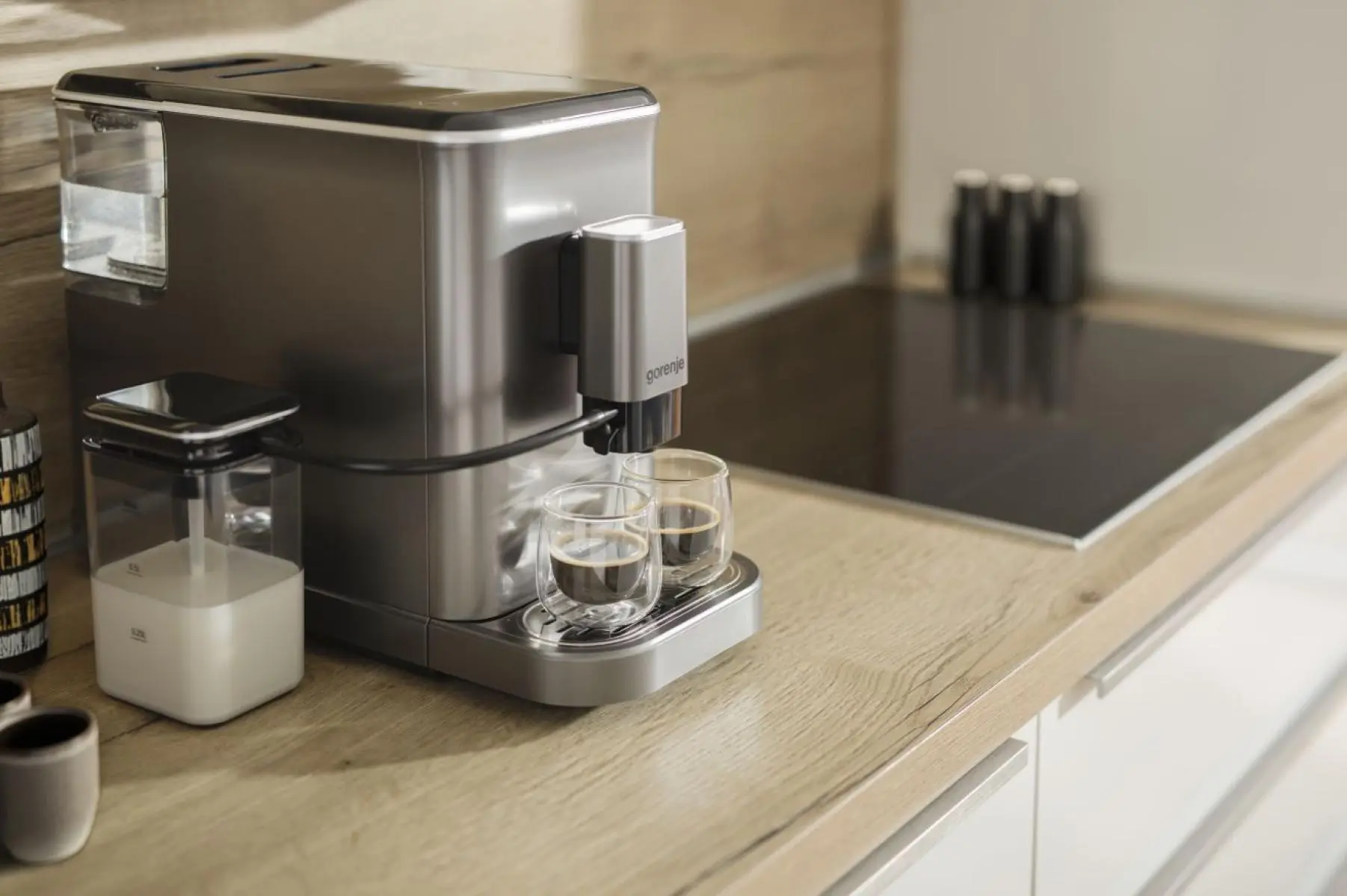 Кавомашина Gorenje, 1,5л, зерно, автомат.капучинатор, дисплей, авторецептів - 7, сенcор.керування, а - 16