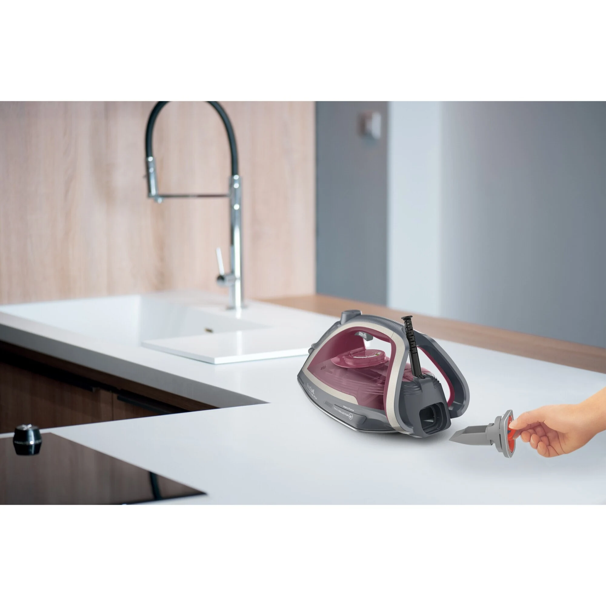 Праска Tefal Ultragliss Plus, 2800Вт, 270мл, паровий удар -260гр, постійна пара - 50гр, керамічна пі - 7