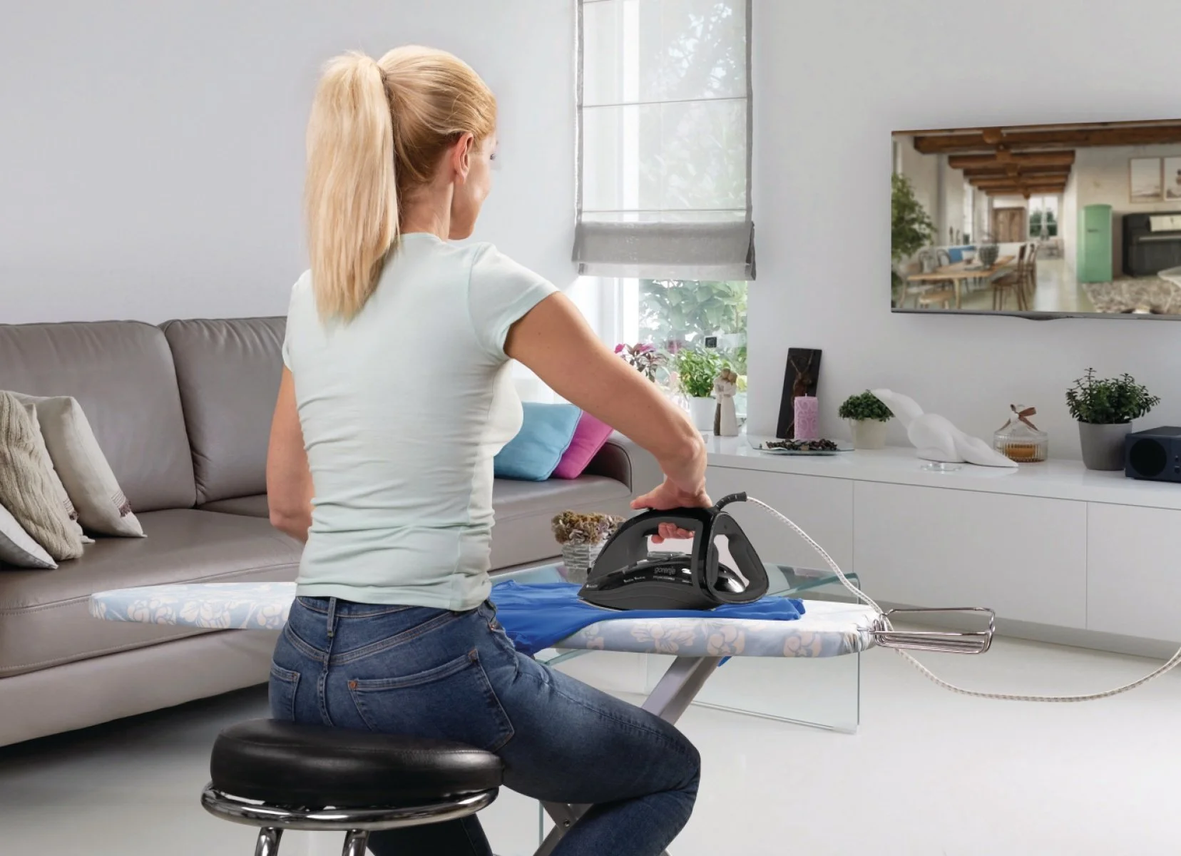 Праска Gorenje, 2600Вт, 350мл, паровий удар 95гр, верт, відпарювання, антинакип, автовідключення, ке - 2