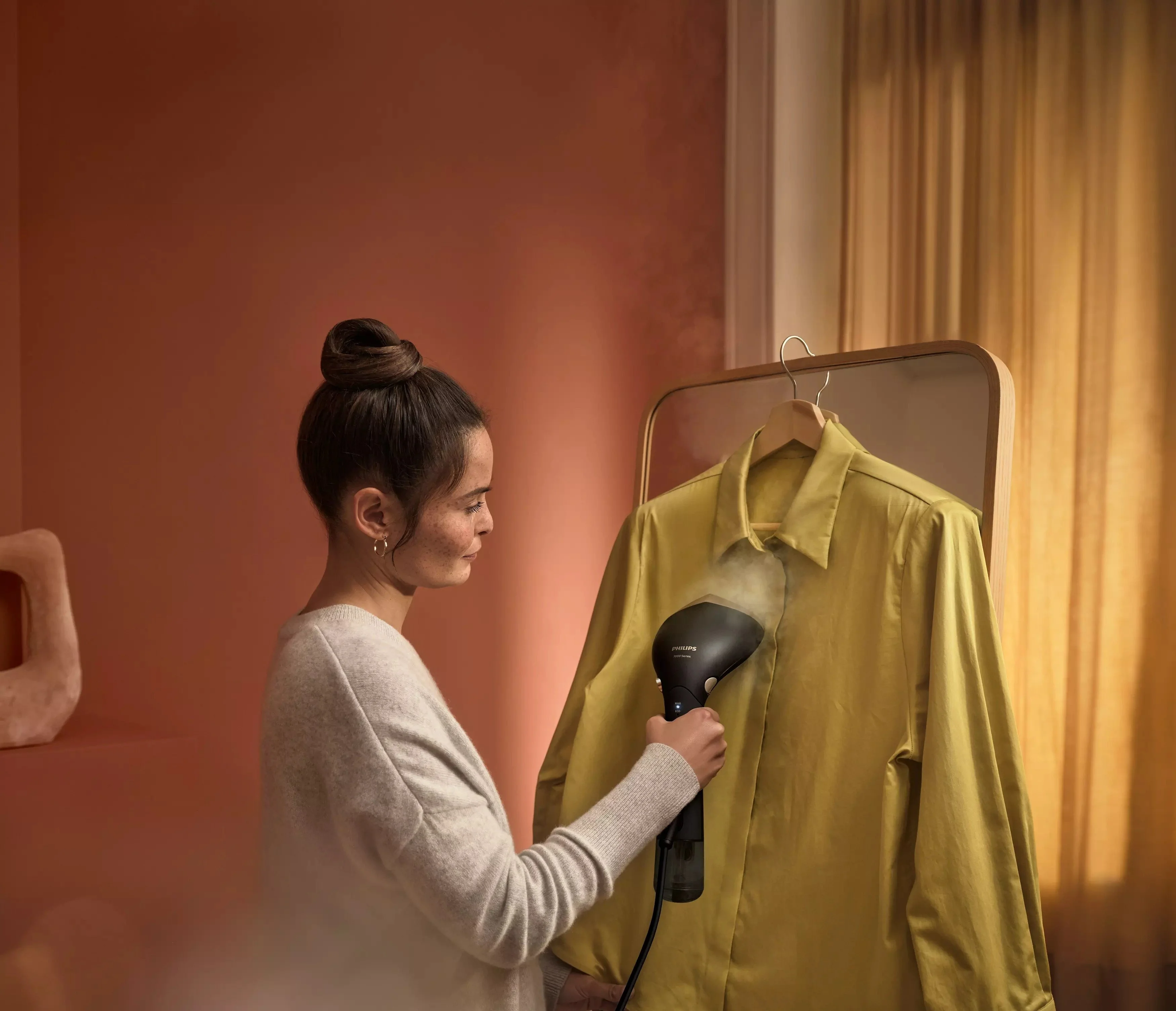Відпарювач PHILIPS компактний, 1500Вт, 100 и 200мл, постійна пара - 28гр, керамічна підошва, чорний - 9
