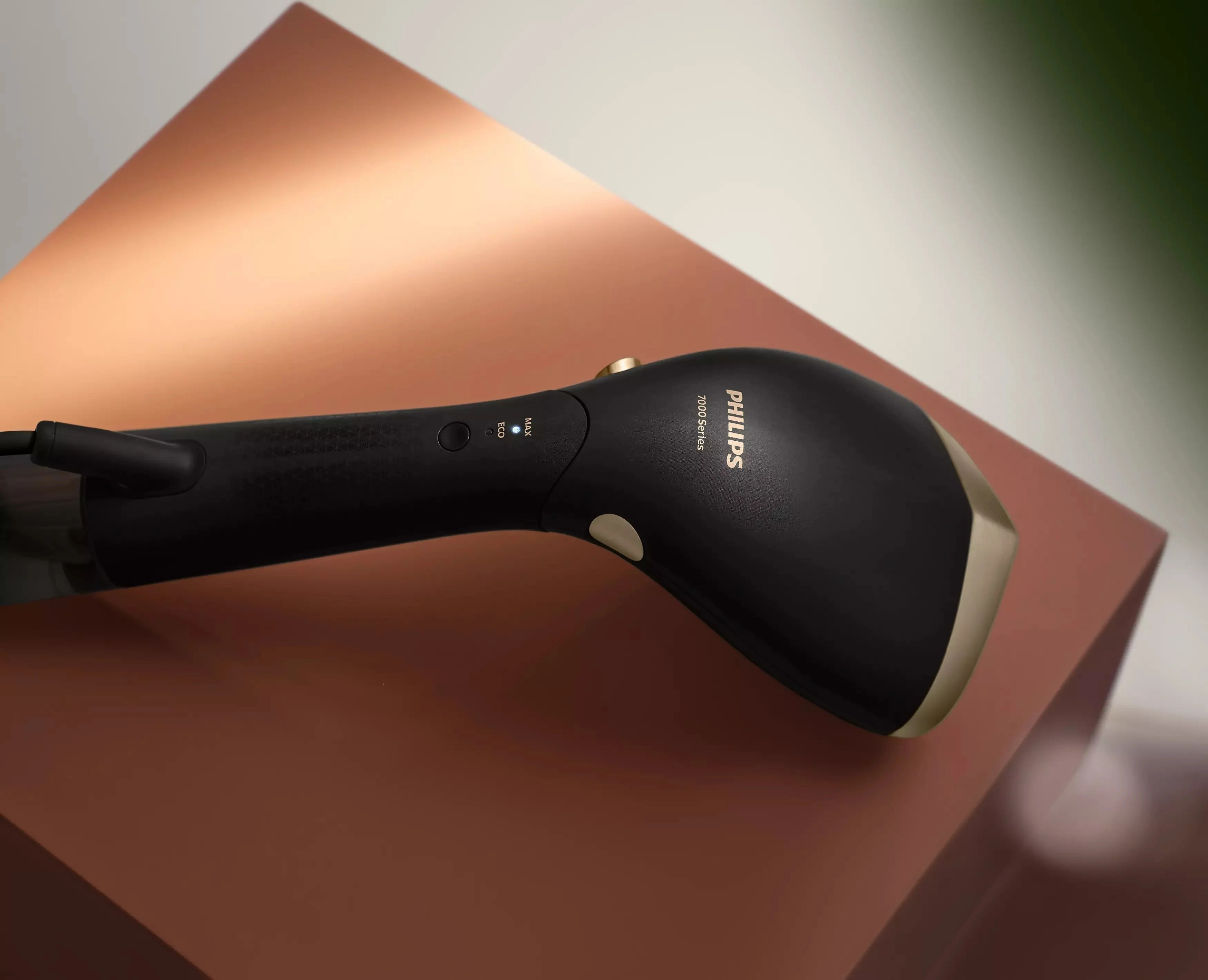 Відпарювач PHILIPS компактний, 1500Вт, 100 и 200мл, постійна пара - 28гр, керамічна підошва, чорний - 11