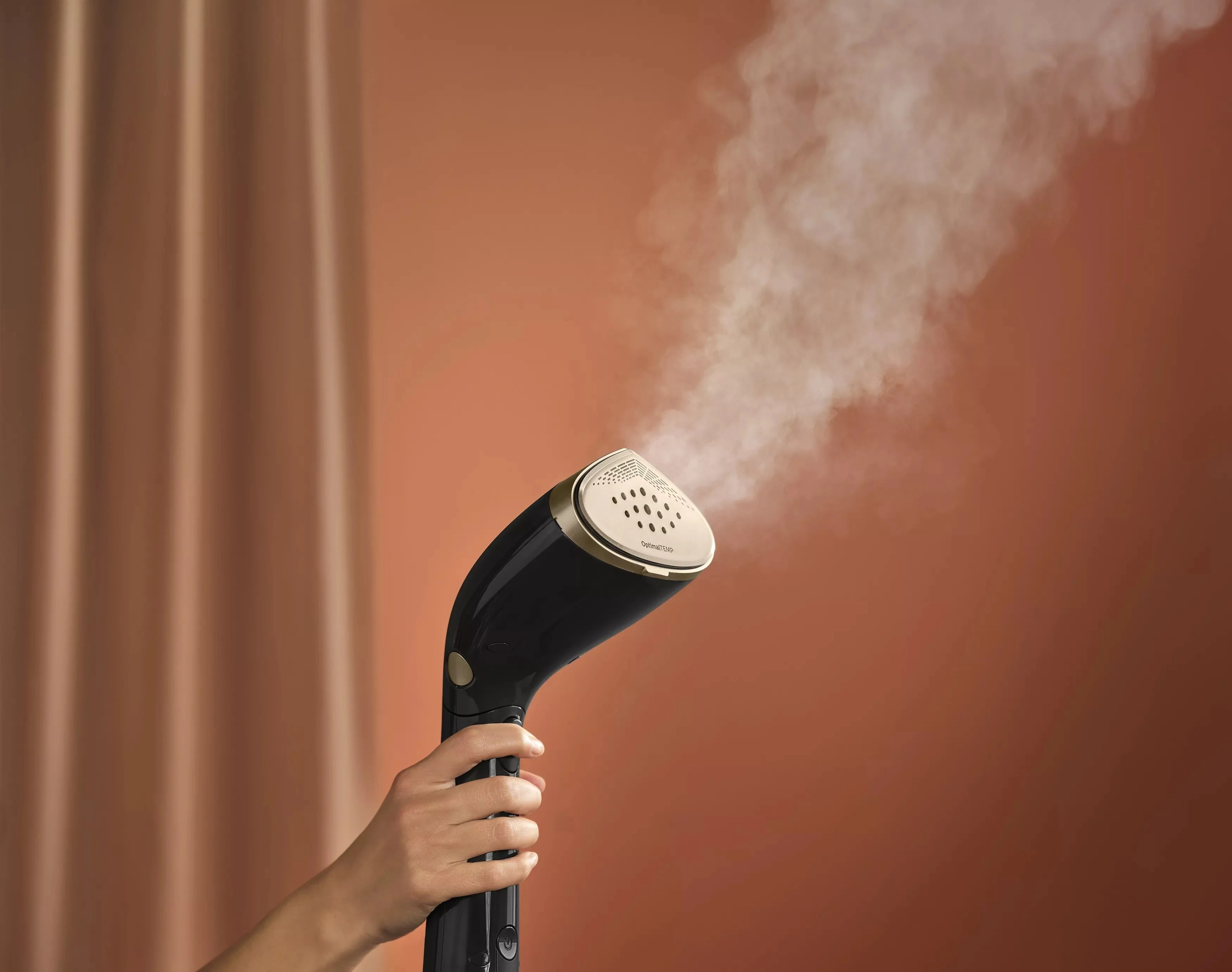 Відпарювач PHILIPS компактний, 1500Вт, 100 и 200мл, постійна пара - 28гр, керамічна підошва, чорний - 7