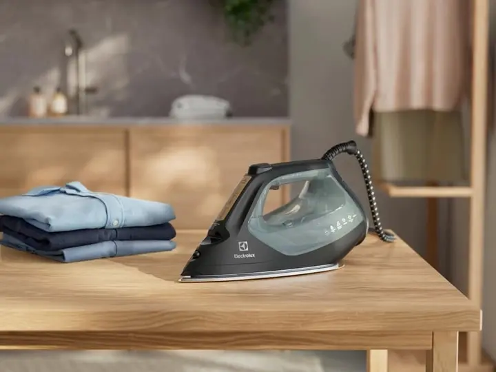 Праска Electrolux, 2600Вт, 370мл, паровий удар 240гр, алюмінієва підошва, електр, керування, зелено- - 2