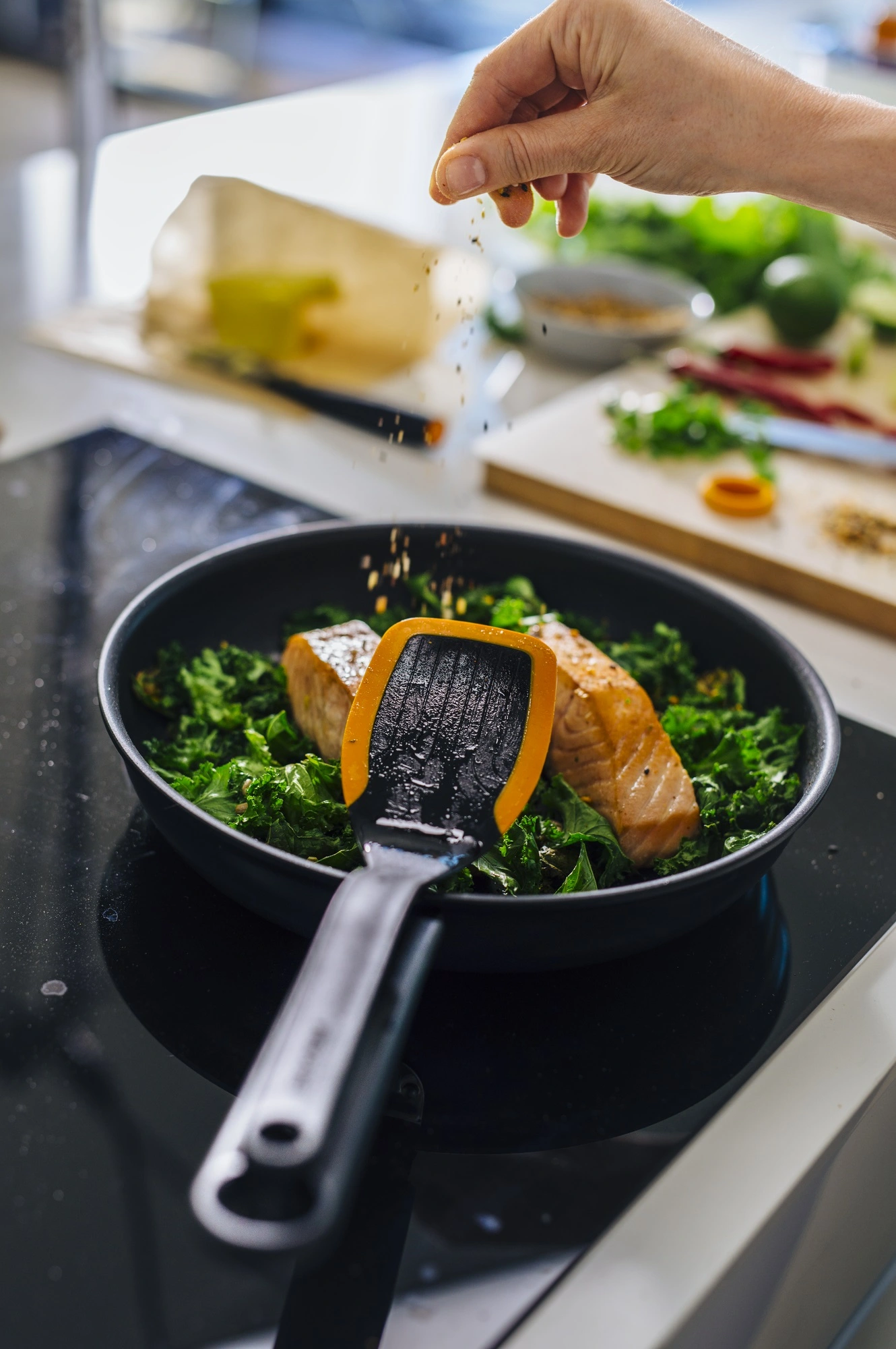 Лопатка кухонна Fiskars Functional Form, 37.3см, пластик, силікон, чорний - 2