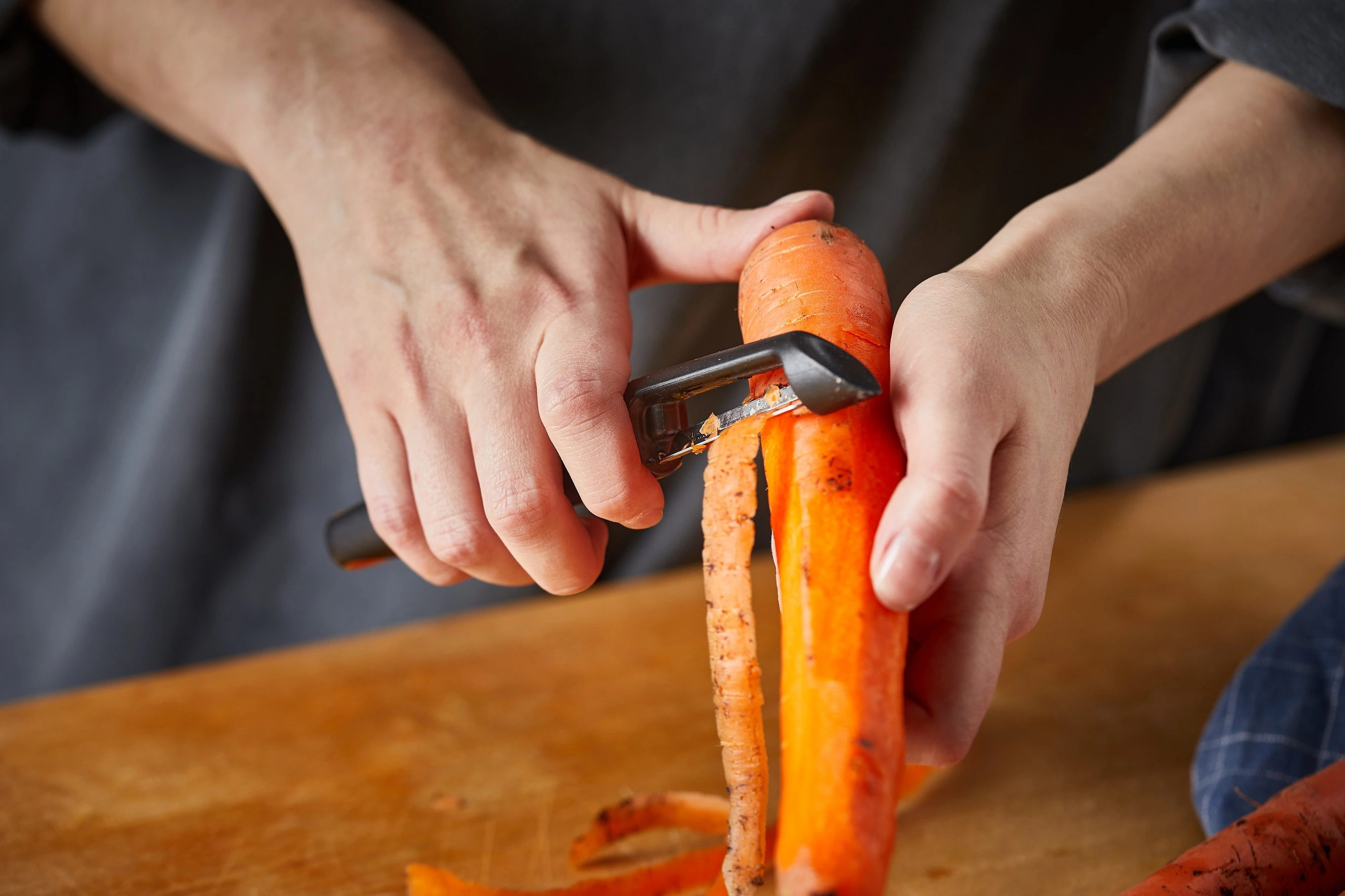 Овочечистка вертикальна Fiskars Functional Form, з рухомим лезом, 26.7см, нержавіюча сталь, пластик, - 5