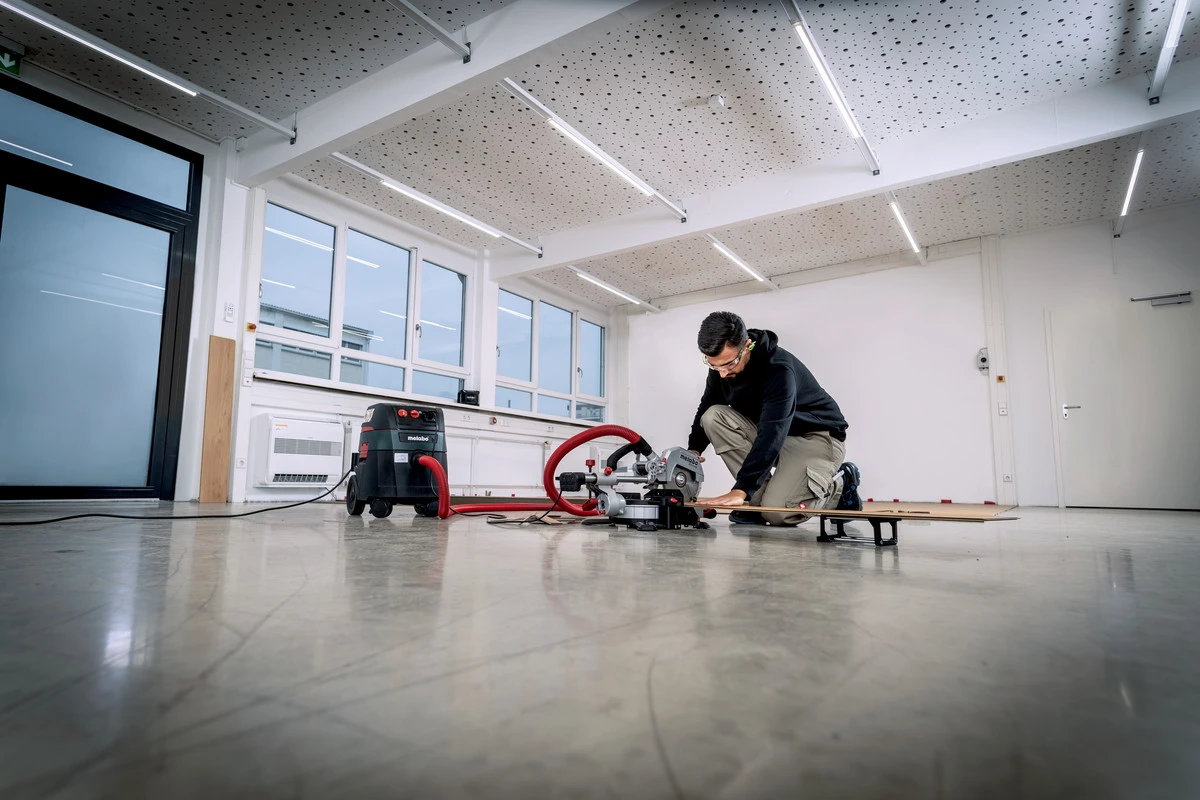 Пила торцювальна Metabo KGS 216M з протяжкою 1200Вт диск 215мм 13.4кг - 2