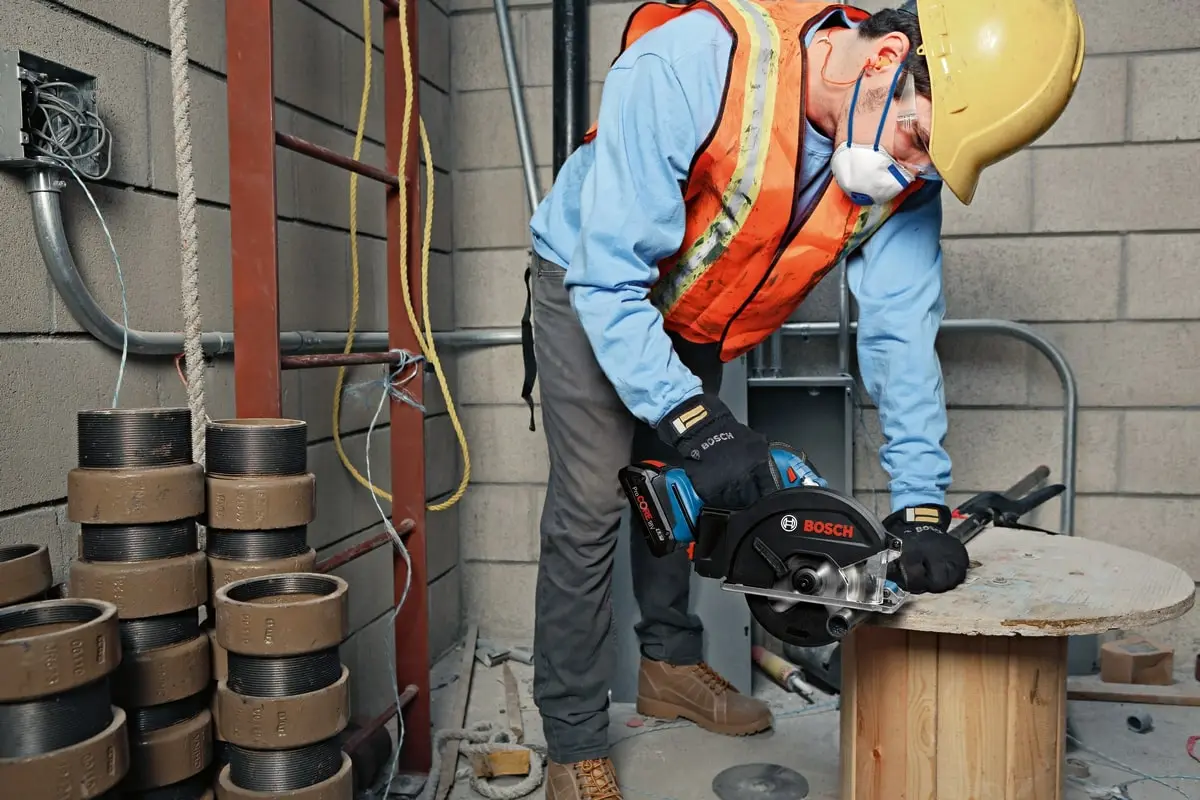 Пила дискова акумуляторна Bosch Professional GKM 18V-50 2х18В 5А·год 136мм 4250об/хв 2.2кг - 2