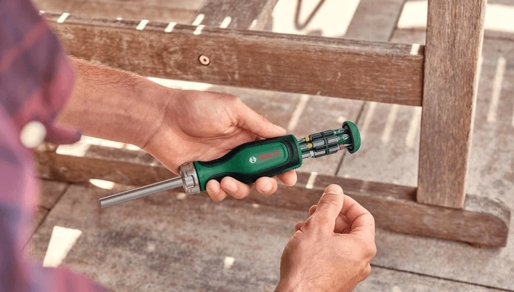 Викрутка Bosch з тріскачкою, 12 насадок, руків'я PC+ABS+TPR , 207мм, сталь CrV - 3