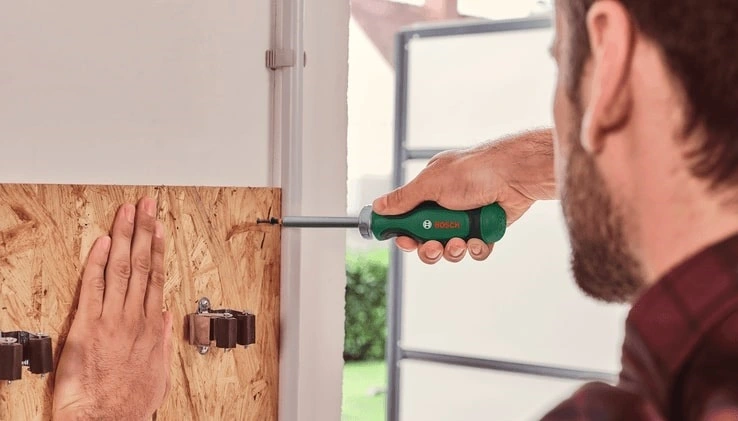 Викрутка Bosch з тріскачкою, 12 насадок, руків'я PC+ABS+TPR , 207мм, сталь CrV - 4