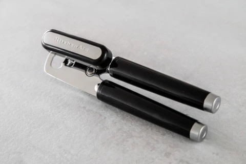 Відкривалка для банок та пляшок KitchenAid Classic, 21 см, чорний (KCG199OHOBE) - 2