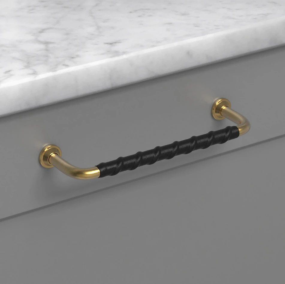 Мебельная ручка металлическая Beslag Design 1353 330717-11 Латунь необработанная/Натуральная кожа