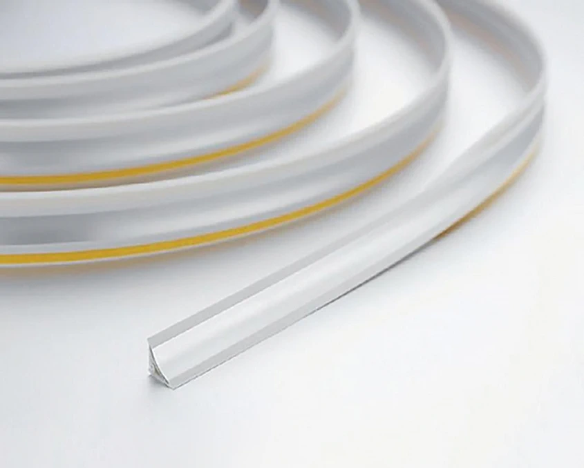 Плінтус кухонний Rehau COMPACT LINE міні Білий 91624 (50м/бух.)