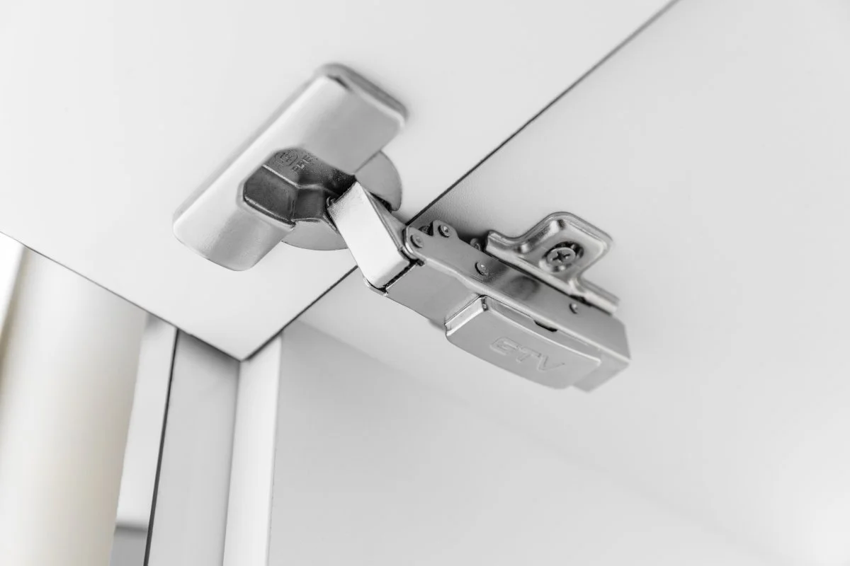 Завіса GTV ZM-ECHC08BEO PRESTIGE напівнакладна з доводчиком (газовий амортизатор) - 2