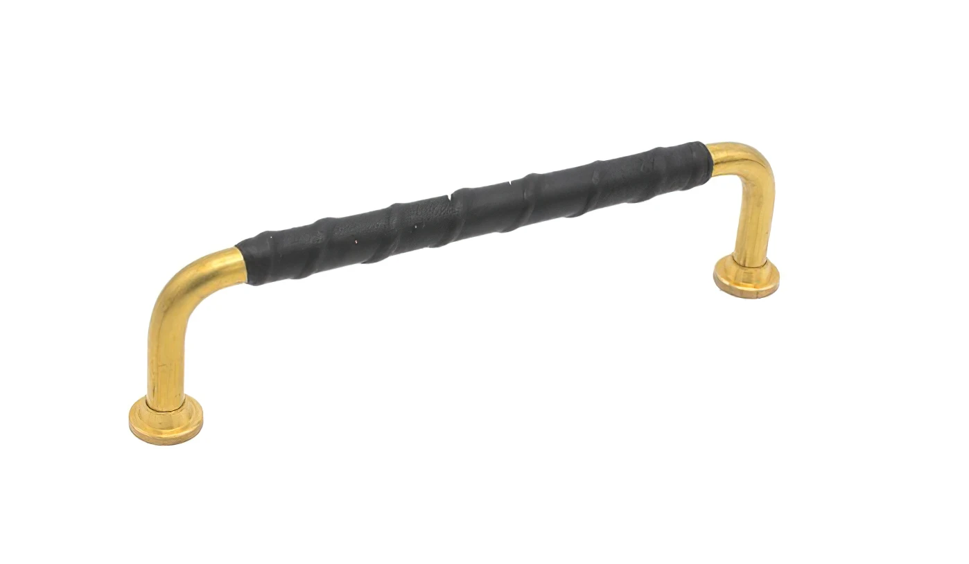 Мебельная ручка металлическая Beslag Design 1353 330712-11 Латунь необработанная/Натуральная кожа