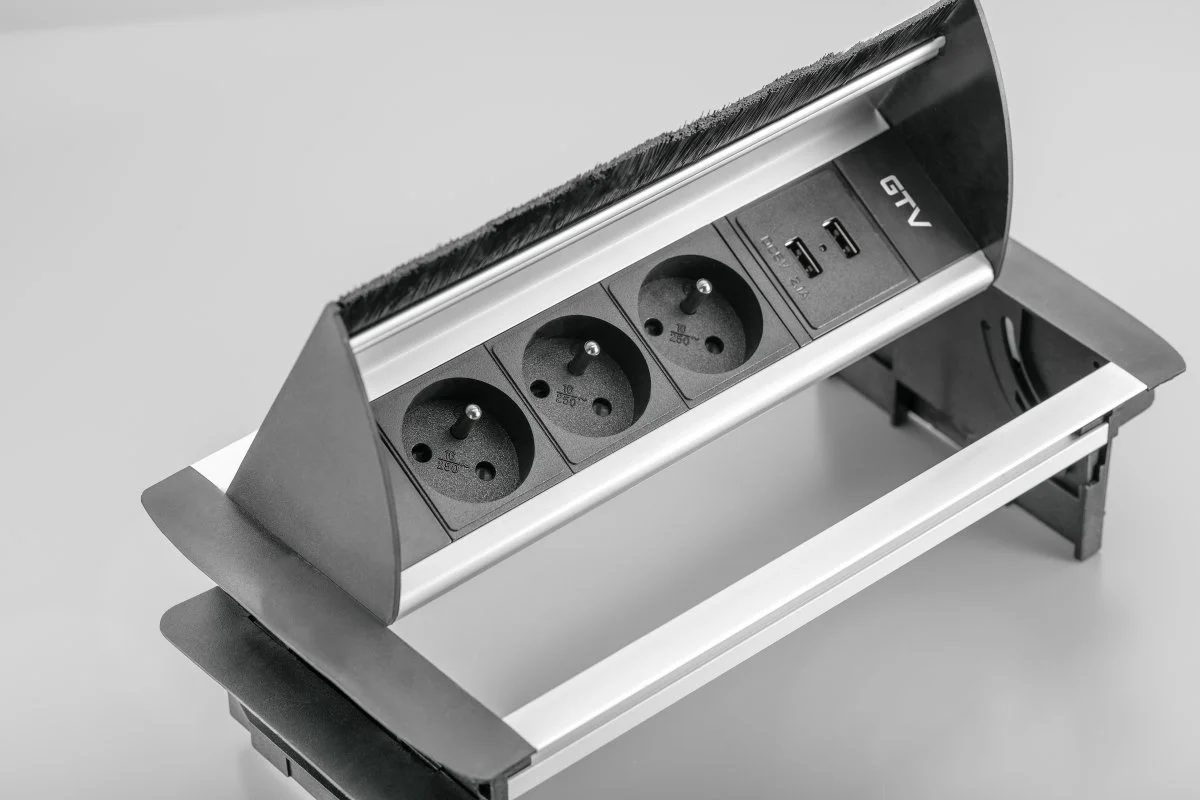 Подовжувач з пропуском під кабель GTV AE-PBC3GS2U-53BKS 3 розетки+2xUSB Алюміній - 2