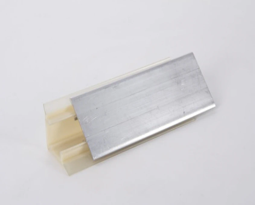 Плінтус кухонний алюмінієвий Вибір трикутний неанодований Н30 4200 мм (основа+вставка)